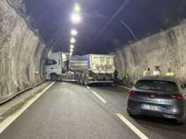 Scontro tra tir di pomodori e due auto: una persona perde la vita Incidente Montemiletto