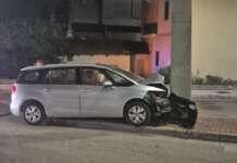Paura nella notte: auto si schianta contro un palo Incidente via Tommaselli 2
