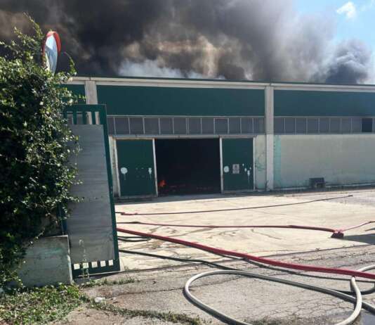 Rogo di Airola: nuova notte di lavoro. Da Taranto un supporto speciale per i Vigili Rogo rifiuti area pip airola
