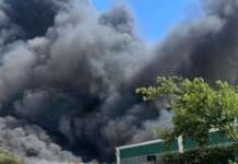Incendio nel capannone dei rifiuti: Vigili del Fuoco al lavoro per tutta la notte Rogo rifiuti area Pip Airola