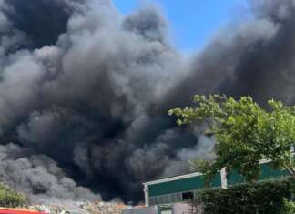 Incendio nel capannone dei rifiuti: Vigili del Fuoco al lavoro per tutta la notte Rogo rifiuti area Pip Airola