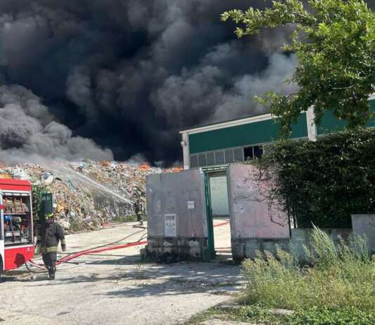 Incendio Airola, Arpac: “Tutti i valori delle diossine sotto la soglia” Rogo rifiuti area Pip Airola