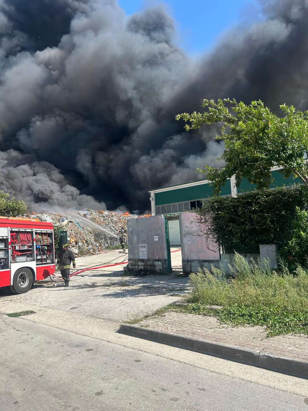 airola incendio nel capannone dei rifiuti vigili del fuoco al lavoro per tutta la notte da Anteprima24.it airola incendio nel capannone dei rifiuti vigili del fuoco al lavoro per tutta la notte