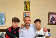 A scuola con il coltello dopo la lite, il sindaco mette pace: stretta di mano in Comune Stretta di mano Comune, ragazzo coltello