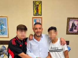 A scuola con il coltello dopo la lite, il sindaco mette pace: stretta di mano in Comune Stretta di mano Comune, ragazzo coltello