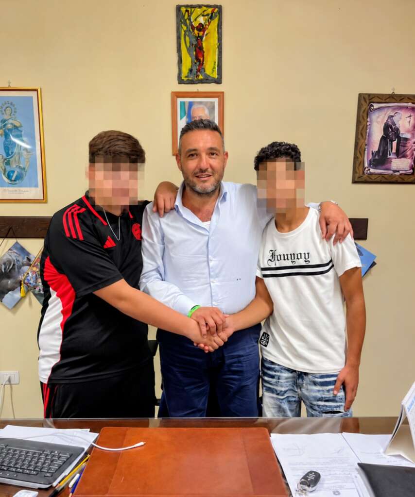 Stretta di mano Comune, ragazzo coltello