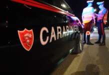 Vede i carabinieri e scappa a tutta velocità, la fuga finisce contro il guardrail: arrestato