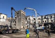 Giù la torre di Palazzo Fienga, demolito lo storico fortino della camorra a Torre Annunziata