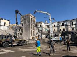 Giù la torre di Palazzo Fienga, demolito lo storico fortino della camorra a Torre Annunziata