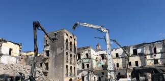Giù la torre di Palazzo Fienga, demolito lo storico fortino della camorra a Torre Annunziata