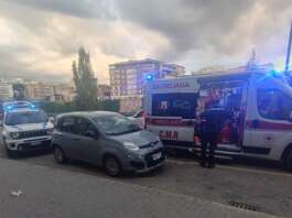 Investito mentre attraversa la strada: 59enne finisce in ospedale