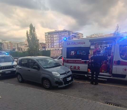 Investito mentre attraversa la strada: 59enne finisce in ospedale