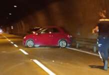 FOTO/ Tamponamento nella galleria Avellola, scontro tra auto e Suv: traffico in tilt verso lo stadio