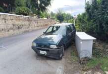 Con una Fiat Uno rubata abbatte la transenna e finisce contro un muro in via delle Puglie