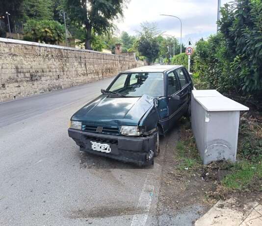 Con una Fiat Uno rubata abbatte la transenna e finisce contro un muro in via delle Puglie
