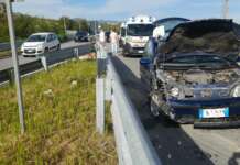 Scoppia uno pneumatico, auto finisce contro il guardrail: ferite due donne