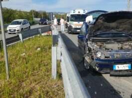 Scoppia uno pneumatico, auto finisce contro il guardrail: ferite due donne