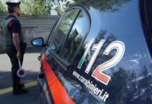 Alla guida di una Fiat 500 contromano, poi la lite con i carabinieri: denunciato