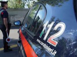 Alla guida di una Fiat 500 contromano, poi la lite con i carabinieri: denunciato