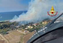 Eboli, inferno di fuoco sulla costa: vasto incendio a Campolongo, in azione anche l’elicottero