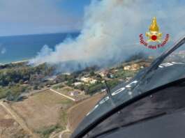 Eboli, inferno di fuoco sulla costa: vasto incendio a Campolongo, in azione anche l’elicottero