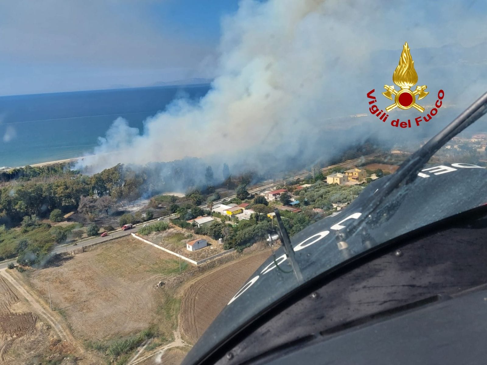 eboli inferno di fuoco sulla costa vasto incendio a campolongo in azione anche l8217elicottero da Anteprima24.it eboli inferno di fuoco sulla costa vasto incendio a campolongo in azione anche l8217elicottero