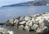 Napoli, fuoriuscita d’acqua inquinata e forte puzza nel mare di via Caracciolo