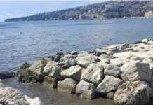 Napoli, fuoriuscita d’acqua inquinata e forte puzza nel mare di via Caracciolo