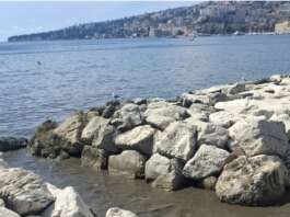 Napoli, fuoriuscita d’acqua inquinata e forte puzza nel mare di via Caracciolo