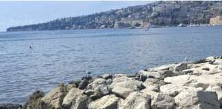 Napoli, fuoriuscita d’acqua inquinata e forte puzza nel mare di via Caracciolo