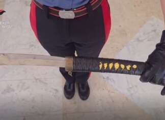 A 14 anni in classe con una lama di 18 centimetri: l’arma scoperta dal preside