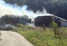 Camion col fieno avvolto dalle fiamme lungo la Telesina