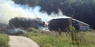 Camion col fieno avvolto dalla fiamme lungo la Telesina