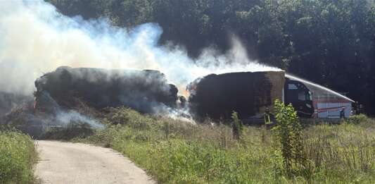 Camion col fieno avvolto dalle fiamme lungo la Telesina