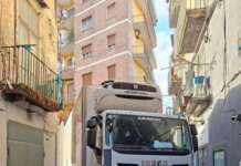 Via Giuseppe Recco, camion sul marciapiede e strada danneggiata