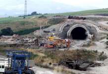 Soldi nei panettoni e operai sfruttati: cosa succedeva nei cantieri dell’Alta Velocità Napoli-Bari