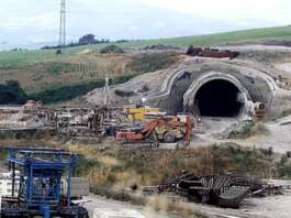 Soldi nei panettoni e operai sfruttati: cosa succedeva nei cantieri dell’Alta Velocità Napoli-Bari