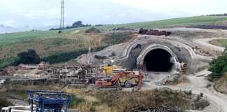 Soldi nei panettoni e operai sfruttati: cosa succedeva nei cantieri dell’Alta Velocità Napoli-Bari
