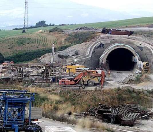 Soldi nei panettoni e operai sfruttati: cosa succedeva nei cantieri dell’Alta Velocità Napoli-Bari