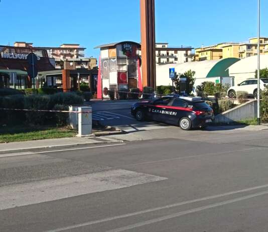 Allarme bomba in via Vetrone, la conferma degli artificieri: è un ordigno