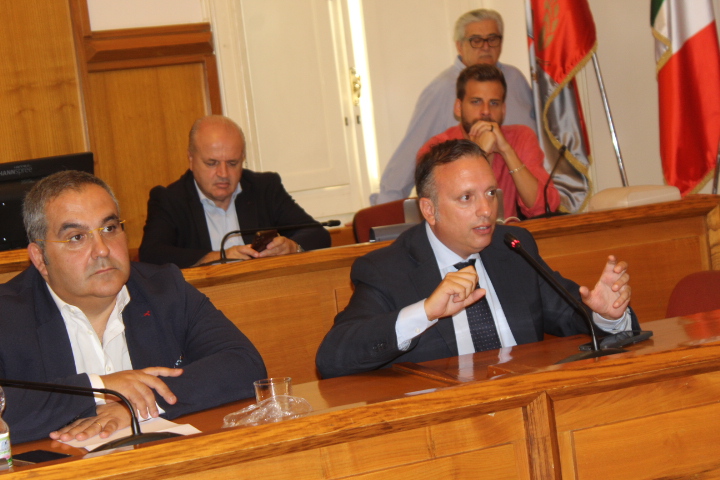 miasmi e calore cittadini a caccia di risposte in consiglio 232 scontro maggioranza opposizione da Anteprima24.it miasmi e calore cittadini a caccia di risposte in consiglio 232 scontro maggioranza opposizione