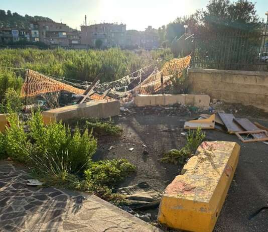 Soccavo, polizia municipale denuncia degrado e rifiuti speciali in area comunale: “Grave violazione”