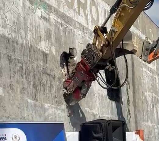 VIDEO/ A Salerno al via la demolizione della ex fabbrica Doro