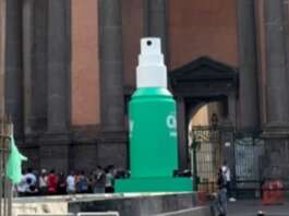 Napoli, maxi deodorante in piazza Dante: polemica sull’iniziativa