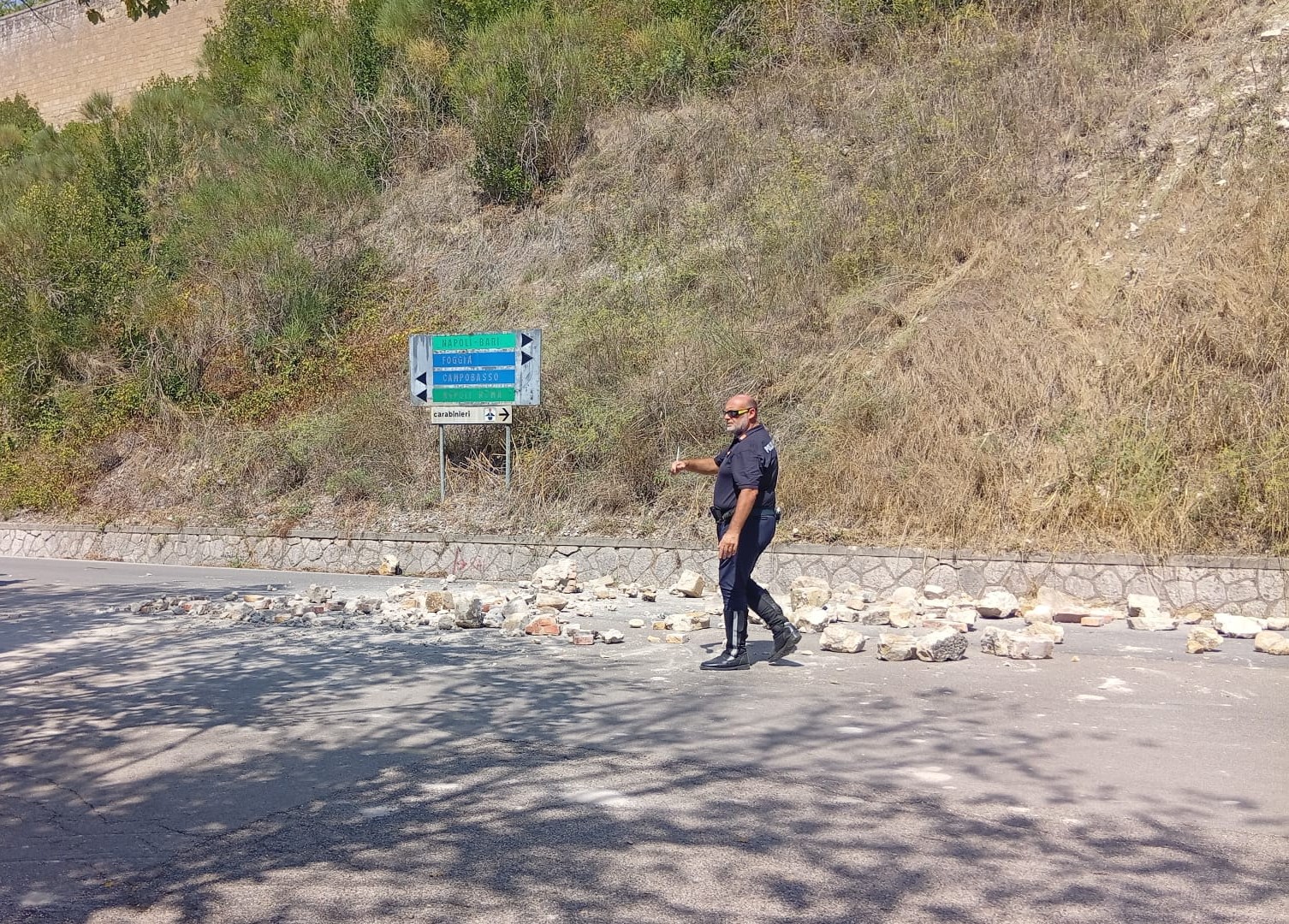 foto caduta massi tra via delle puglie e via avellino carreggiata invasa dai detriti da Anteprima24.it foto caduta massi tra via delle puglie e via avellino carreggiata invasa dai detriti