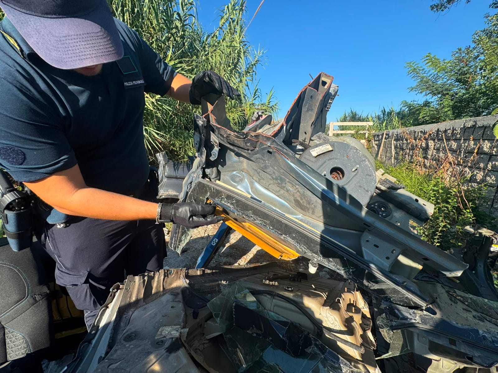 castel volturno discarica abusiva di auto rubate blitz della polizia provinciale da Anteprima24.it castel volturno discarica abusiva di auto rubate blitz della polizia provinciale