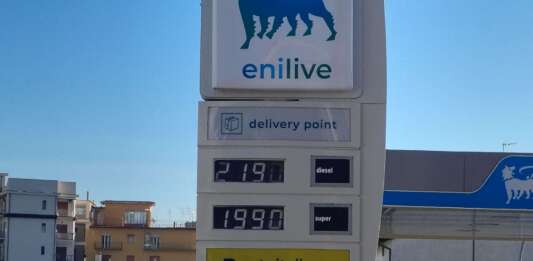 Carburanti, scatta il tetto dell’Eni: a Napoli già esaurita in distributore benzina