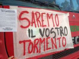 Comitati di Bagnoli e sfollati bloccano i camion del cantiere America’s Cup