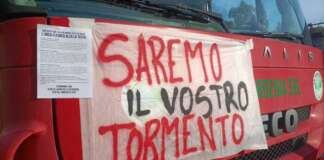 Comitati di Bagnoli e sfollati bloccano i camion del cantiere America’s Cup