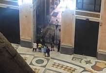 Cancelli Galleria Umberto, ricorso contro Comune di Napoli: “Uno spreco, ecco come scavalcano”